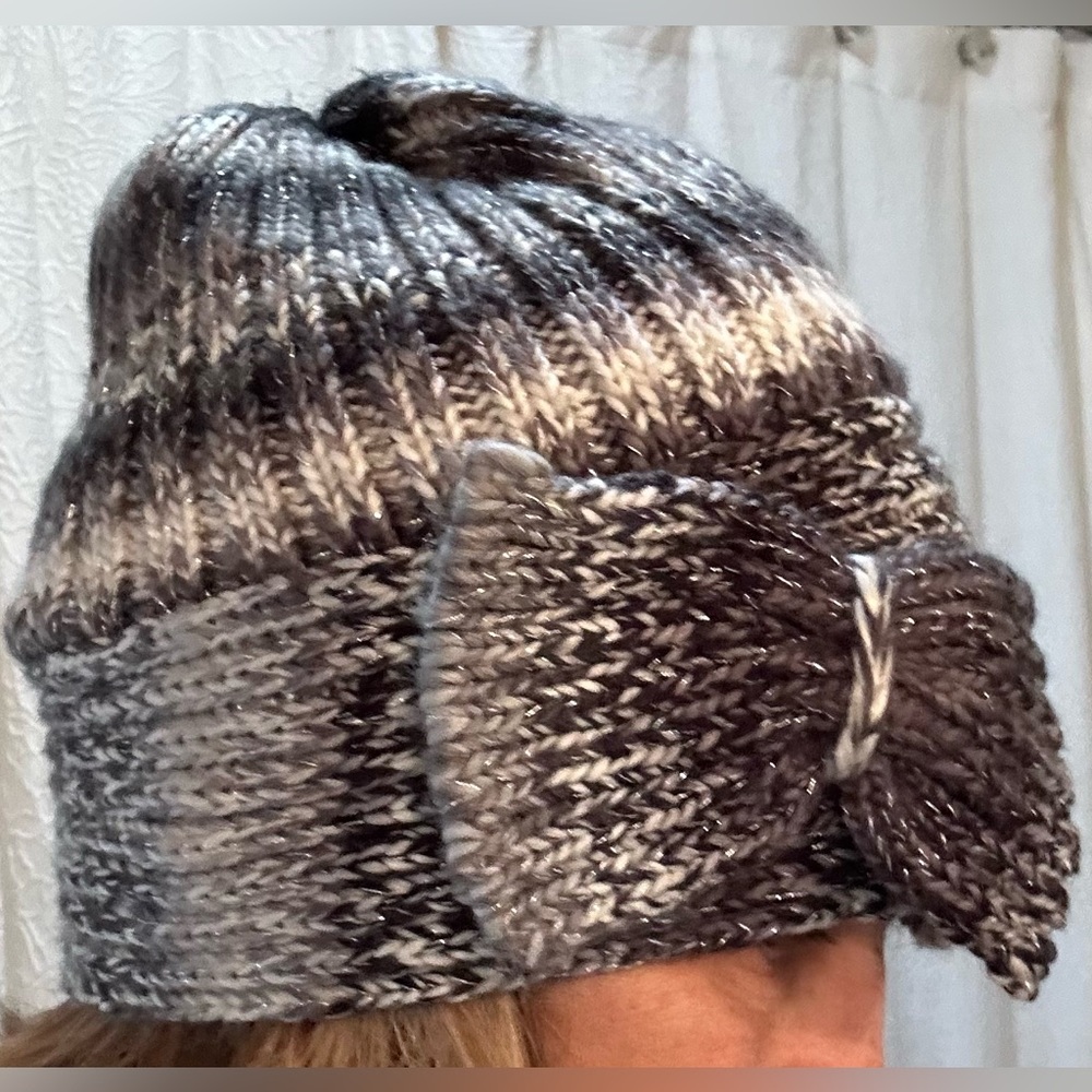 NWOT soft ribbed knit cloche with large
self bow at side. Acrylic yarn.